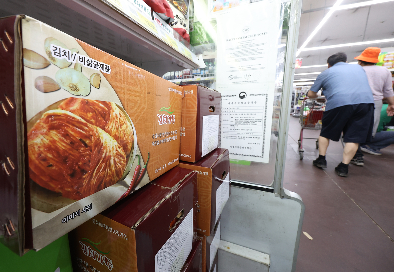 Kimchi products are on display at a Seoul market on Sunday. (Yonhap)