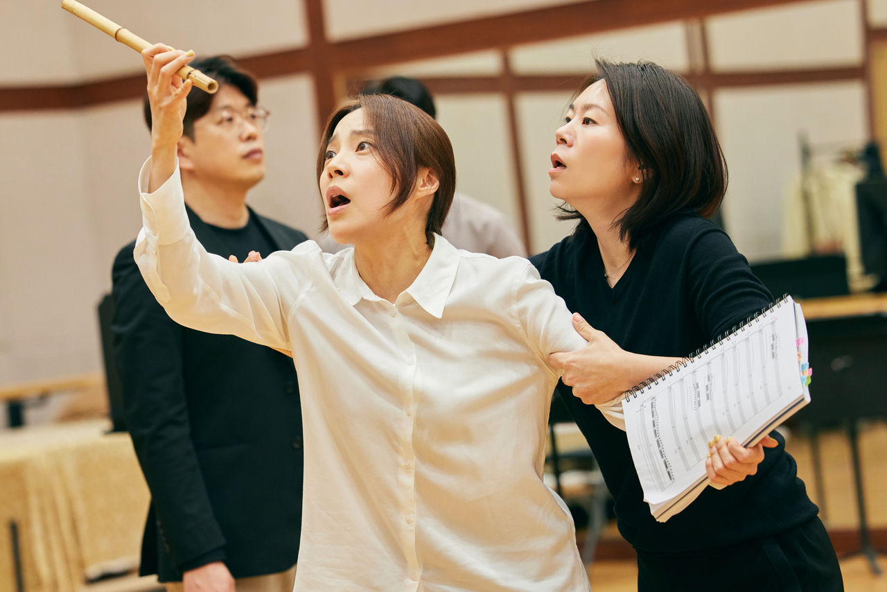 Soprano Hwang Su-mi (center) and mezzo-soprano Kim Jung-mi (right) participate in a rehearsal of "The Rising World" on Tuesday at the Seoul Arts Center in Seoul. (SAC)