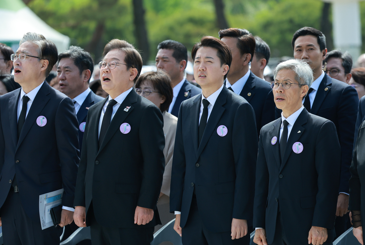 Democratic Party presidential candidate Lee Jae-myung (3rd from right), the minor New Reform Party's Lee Jun-seok (2nd from right) and the minor Justice Party's Kwon Young-kook (right) attend a ceremony marking the 45th anniversary of the 1980 pro-democracy uprising in Gwangju at the May 18th National Cemetery in the southwestern city, about 270 kilometers south of Seoul, on Sunday. (Yonhap)