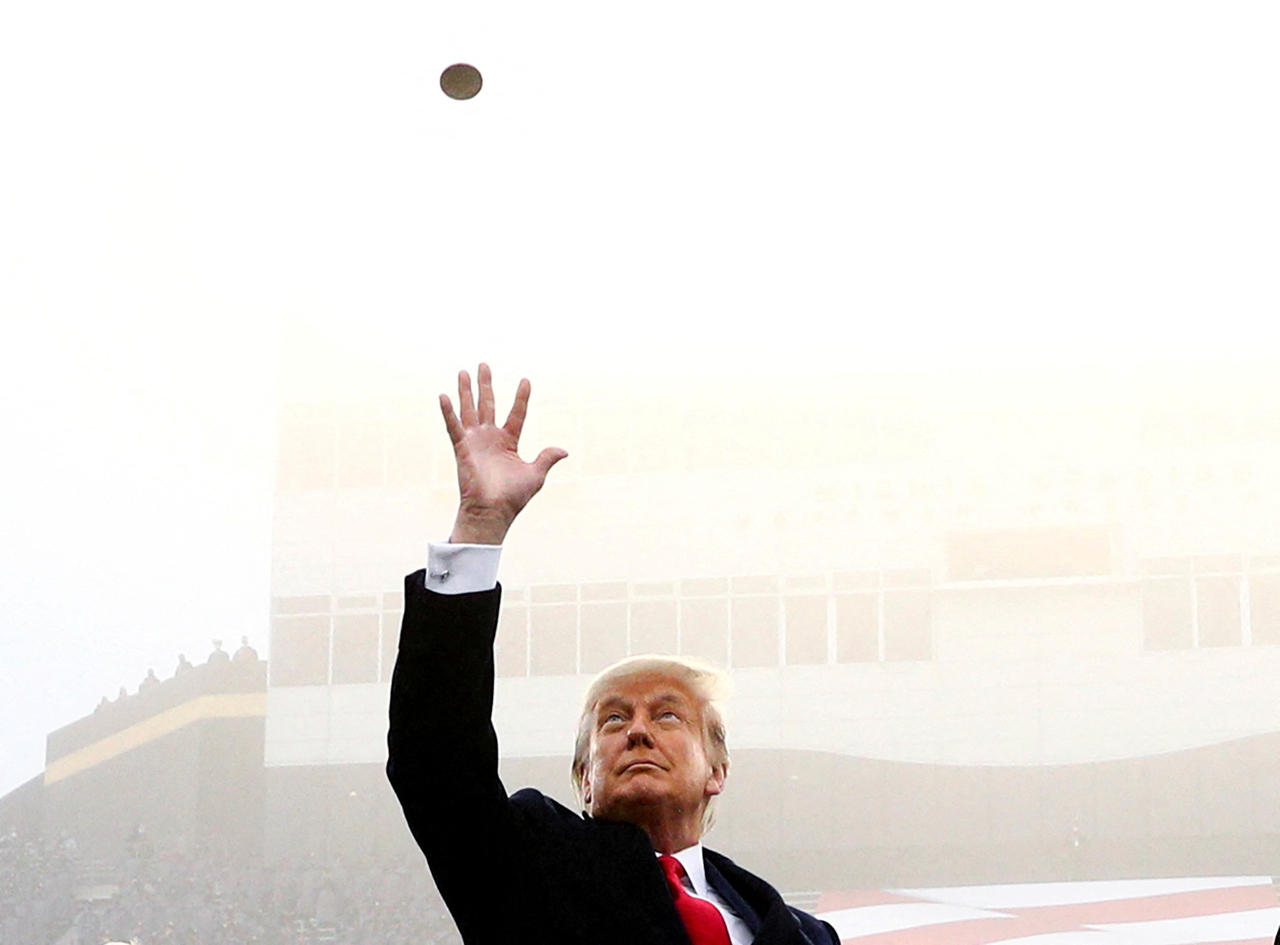 밈 코인 ‘트럼프 코인($TRUMP)’ 상위보유자들이 도널드 트럼프 미국 대통령과의 만찬권을 따내는 동시에 코인을 매도해 상당한 수익을 실현한 것으로 나타났다. [로이터]