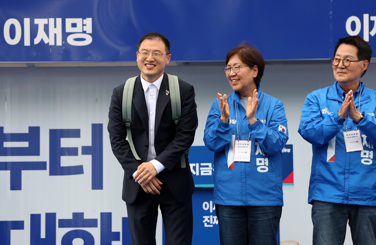 김상욱 의원이 지난 17일 광주광역시 서구 김대중컨벤션센터 광장에서 열린 이재명 더불어민주당 대선후보 집중 유세에 참여해 광주 시민들에게 인사하고 있다. [공동취재]