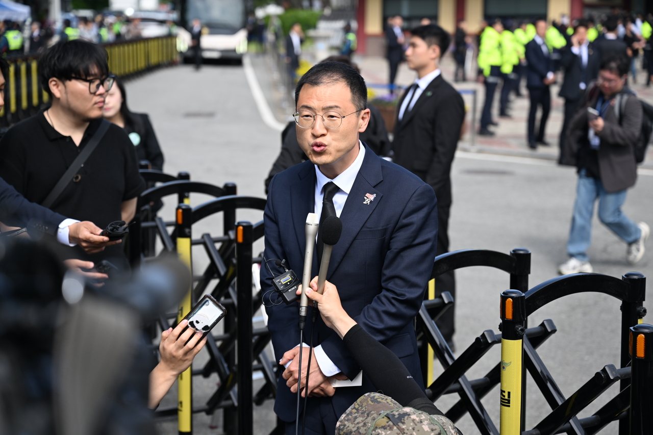 Rep. Kim Sang-wook announces his joining the Democratic Party of Korea in Gwangju on Saturday. Yonhap