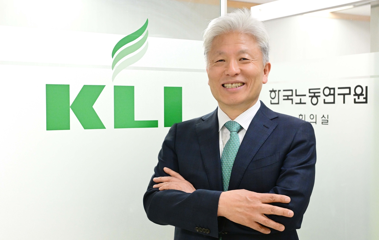 허재준 한국노동연구원 원장이 25일 오전 서울 여의도 한국노동연구원 회의실에서 헤럴드경제와 인터뷰를 하고 있다. 허 원장은 “임금 감소 없는 근로시간 단축은 양극화 심화하겠다는 선언과 같다”고 말했다. 이상섭 기자