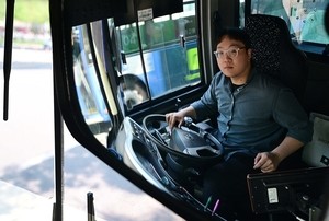 [르포] 쥐꼬리 월급 화장실 갈 시간도 없다…마을버스 기사는 극한직업 [벼랑끝 마을버스②]