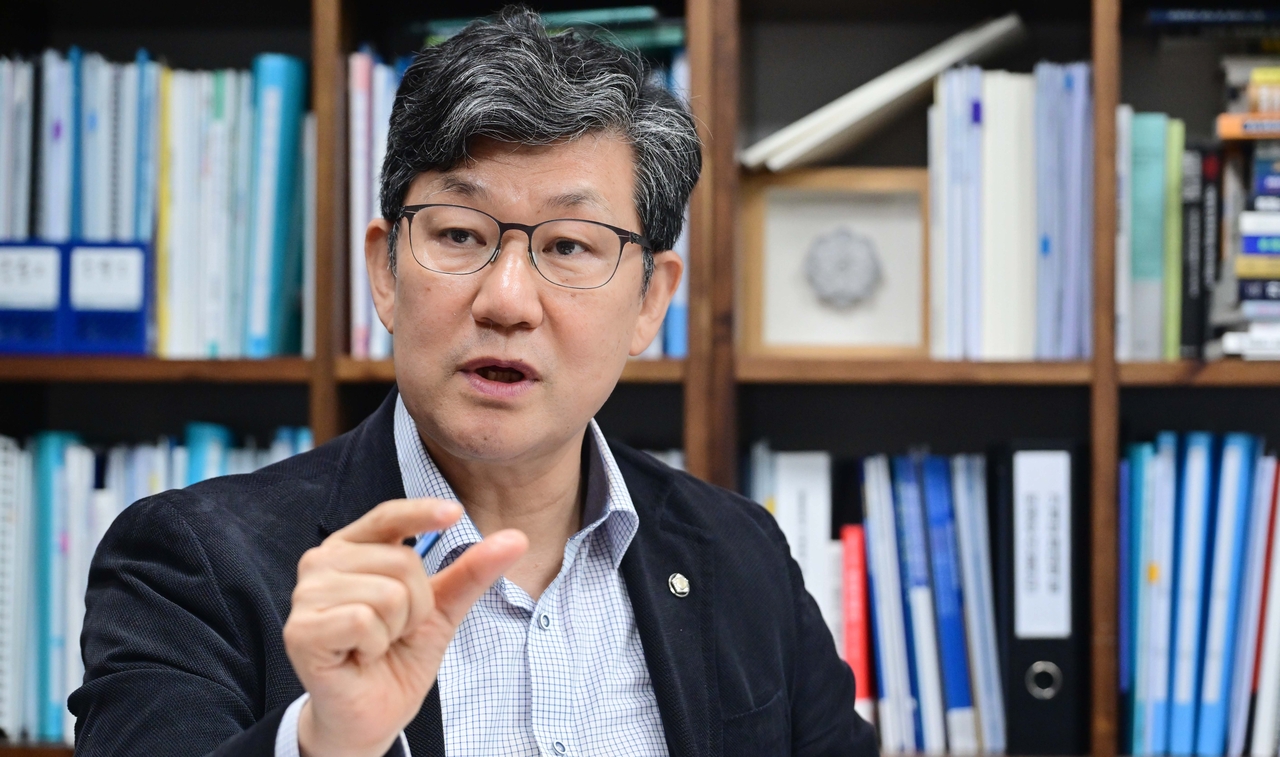 김남근 더불어민주당 의원이 13일 오후 서울 여의도 국회의원회관에서 헤럴드경제와 인터뷰를 하고 있다. 이상섭 기자
