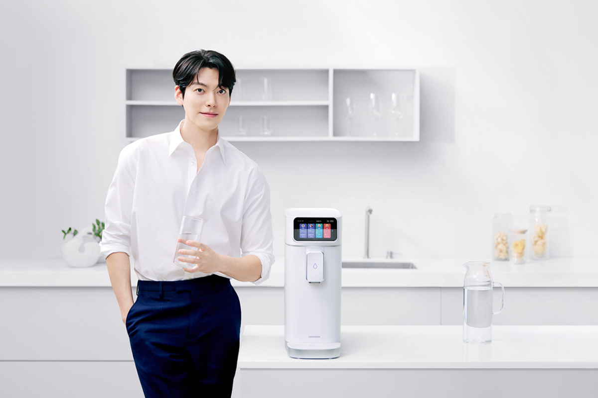 세라젬 알칼리 이온수 생성기 ‘밸런스’와 전속모델인 배우 김우빈 [세라젬 제공]