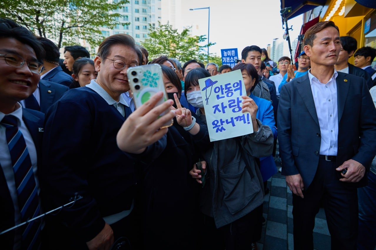 민주당 이재명 후보가 고향인 안동을 방문해 지지자들과 함께 사진을 찍고 있다.[더불어민주당 경북도당 선대위 제공]