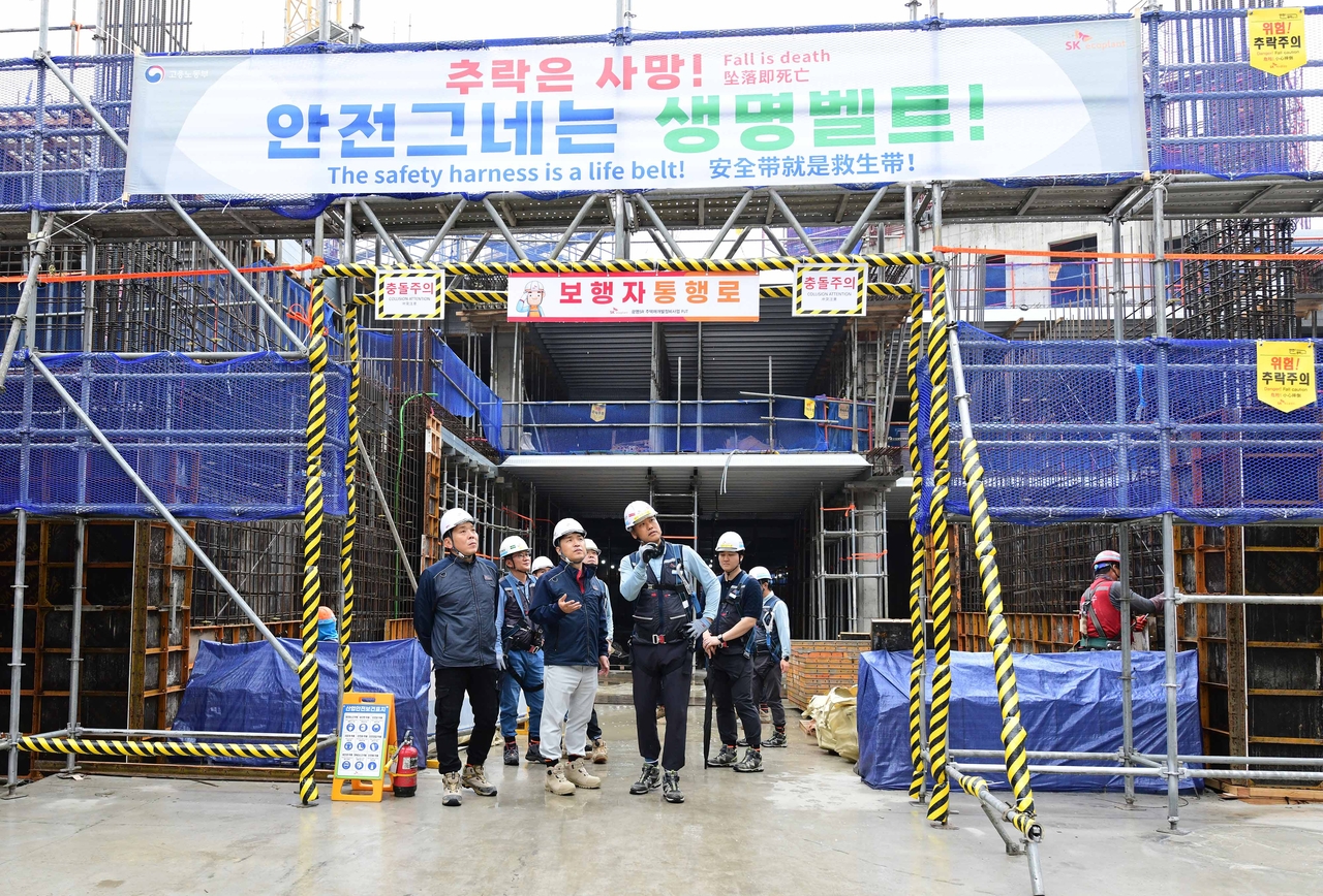 SK에코플랜트는 국토교통부 ‘건설현장 추락사고 예방 대책’에 따라 5월 1일부터 5월 31일까지 5월 한 달간 ‘추락재해 예방 캠페인’을 실시한다고 19일 밝혔다. 사진은 임재욱(왼쪽 세번째) SK에코플랜트 CSO가 지난 16일 경기도 광명에 위치한 광명자이힐스테이트SK뷰(VIEW) 신축공사 현장을 방문해 작업장 안전관리 실태와 예방활동 이행상태를 점검하는 모습. [SK에코플랜트 제공]