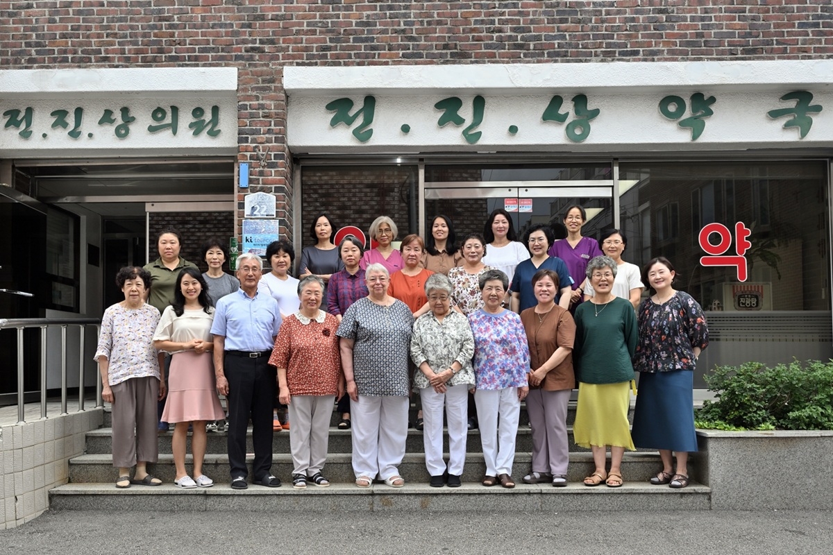 포니정재단은 제19회 ‘포니정 혁신상’ 수상자로 전‧진‧상의원·복지관’을 선정했다. (사진 첫줄 왼쪽에서 네 번째부터) 유송자 사회복지사, 배현정 원장, 김영자 간호사, 최소희 약사, 강귀엽 간호사, 최혜영 사회복지사. [HDC현대산업개발 제공]