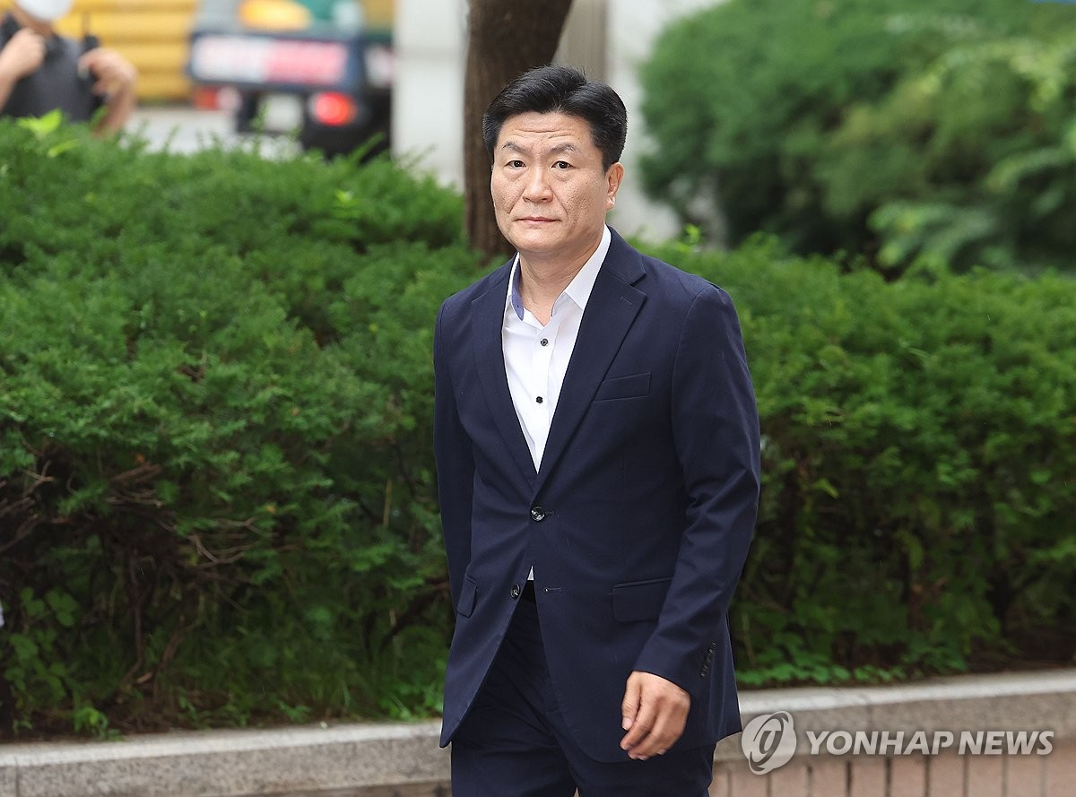 이태원 참사 당시 부실 대응한 혐의 등으로 기소된 이임재 전 용산경찰서장이 지난해 7월 서울서부지법에서 열린 관련 공판에 출석하고 있다. [연합]