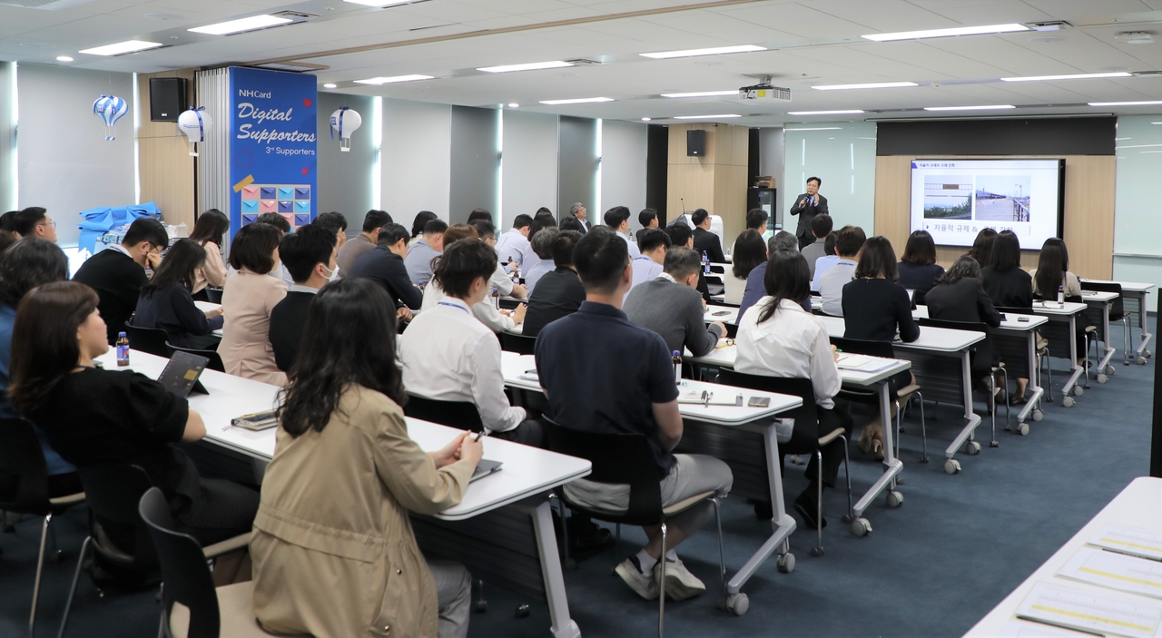 지난 달 28일 서울 종로구 NH농협카드 본사에서 열린 ‘2025년 개인(신용)정보 보호 집합 교육’에서 팀장급 및 팀 선임 직원 50여 명이 교육울 받고 있다. [NH농협카드]