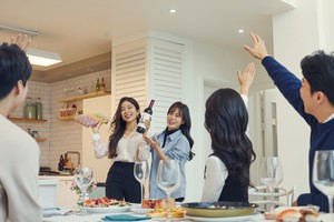친구 7명이 8만원씩 걷어 선물 샀는데…“집들이 음식이 회 한 접시네요”