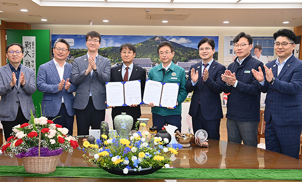 NH농협은행 경북본부와 경북도가 지난 16일 경북 청년농업인을 위한 찾아가는 금융아카데미 실시를 위한 업무협약(MOU)을 체결한 후 기념촬영을 하고 있다.[경북농협제공]