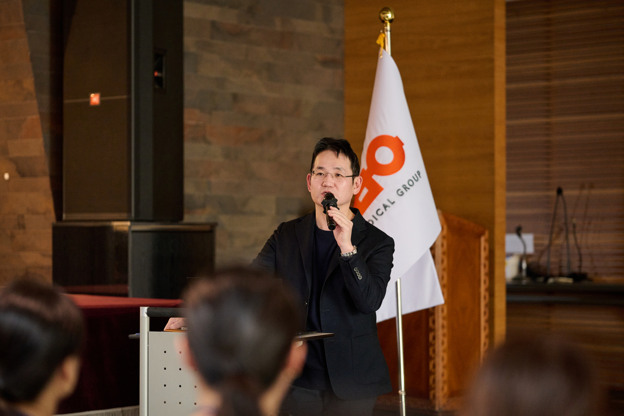 강신홍안동의료재단 이사장이 직원을 대상으로 특강을 하고있다[안동병원제공]