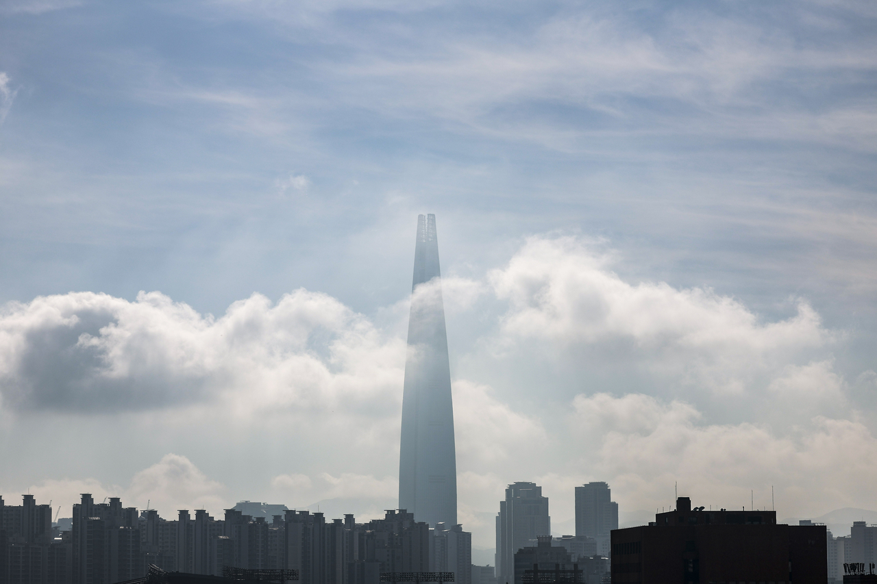 Clouds hover around the Lotte World Tower in Songpa-gu, southern Seoul, after rainfall on Saturday. (Newsis)