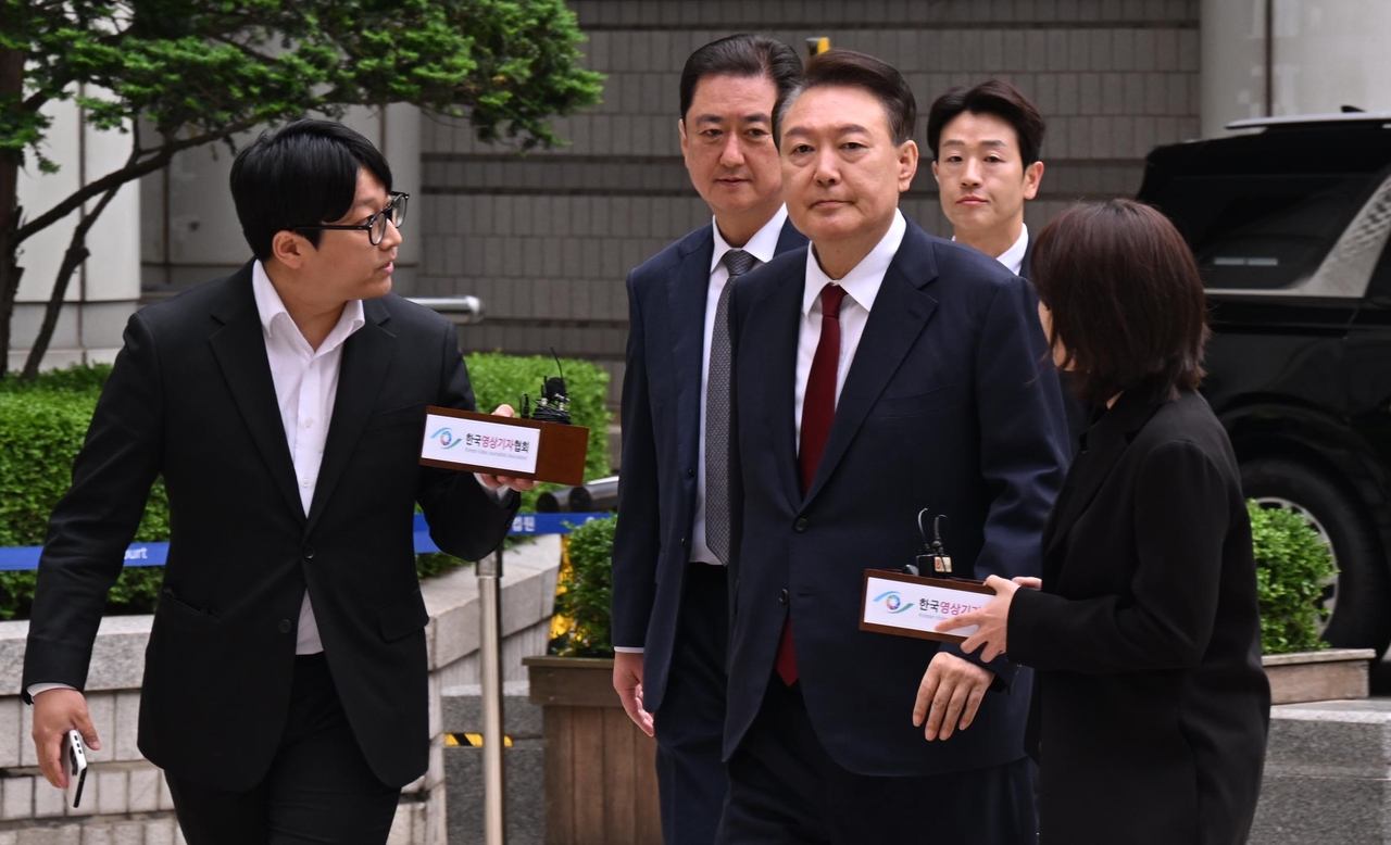 Former President Yoon Suk Yeol (center) arrives at the Seoul Central District Court in the capital city on MOnday. (Yonhap)