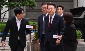 Ex-President Yoon attends 4th hearing of insurrection trial