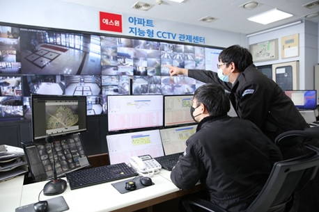 지능형 CCTV를 도입한 한 아파트단지에서 관제센터 직원이 곳곳을 살펴보고 레드벨벳 토토. [에스원 제공]
