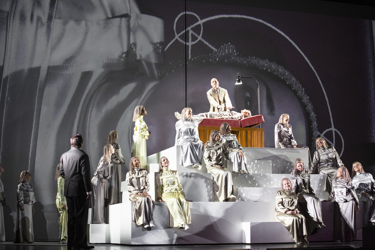 A scene from Chin Unsuk's new opera "Die dunkle Seite des Mondes" (Staatsoper Hamburg)