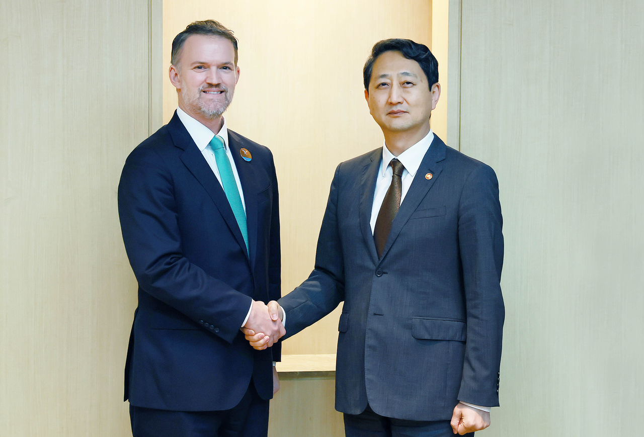 Minister Ahn Duk-geun (right) shaking hands with US Trade Representative Jamieson Greer ahead of their meeting on the southern Jeju Island on Friday. (Korea's Ministry of Trade, Industry and Energy)