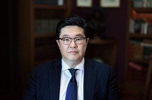 MBK chief barred from leaving Korea in Homeplus fraud case
