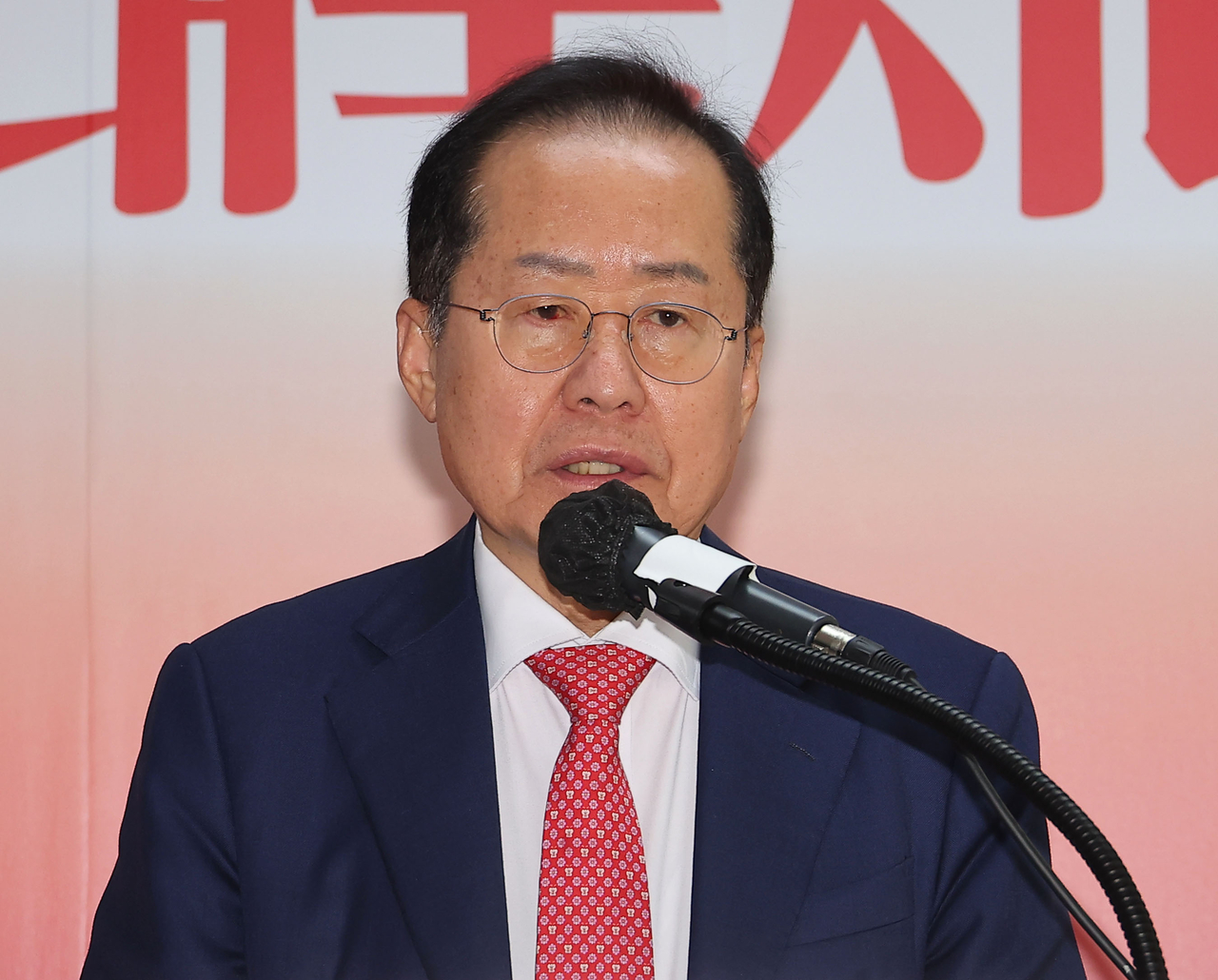 국민의힘 대선 후보 2차 경선에서 탈락한 홍준표 후보가 지난달 29일 서울 여의도 대하빌딩 선거 캠프 사무실에서 정계 은퇴 의사를 밝히던 모습. <연합>