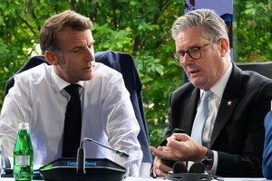 글로벌 리더십 포기한 미국…그 틈새 파고드는 ‘영국·유럽’ 결집 [디브리핑]