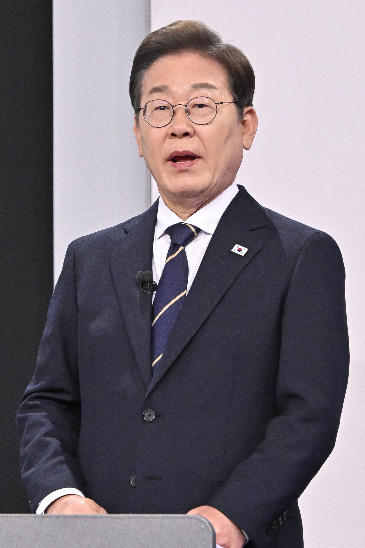 이재명 더불어민주당 대선후보가 18일 서울 마포구 상암동 SBS 프리즘센터 스튜디오에서 열린 제21대 대선 1차 후보자 토론회를 준비하는 모습. [연합]