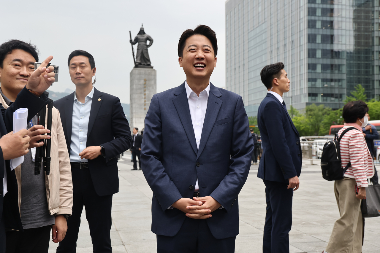 이준석 개혁신당 대선 후보가 19일 서울 광화문광장에서 기자회견을 하고 있다.  [연합]