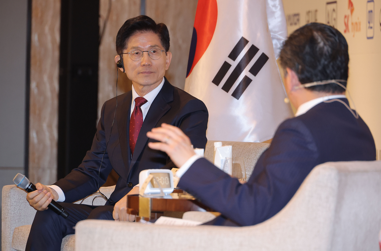 국민의힘 김문수 대선 후보가 19일 서울 종로구 포시즌스 호텔에서 열린 주한미국상공회의소(암참) 간담회에서 제임스 김 암참 회장과 대담을 하고 있다. <연합>