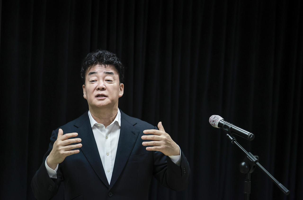 Paik Jong-won speaks at TheBorn Korea's shareholders' meeting in Seoul on March 28. (Newsis)