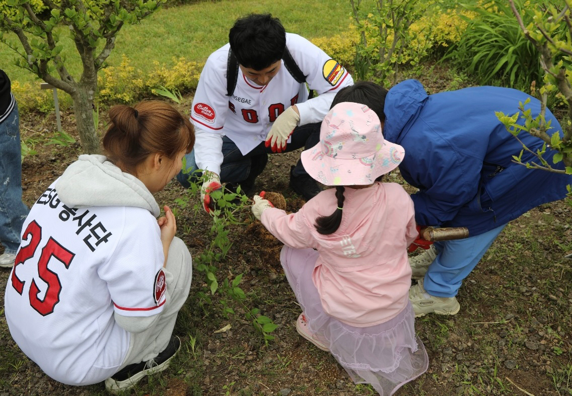 17일 신세계푸드 임직원과 가족들이 충남 태안군 천리포 수목원애서 한국특산식물 ‘미선나무’를 식재하고 있다. [신세계푸드 제공]
