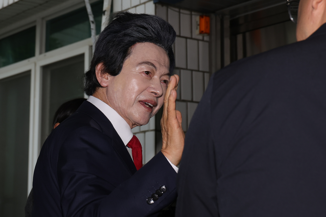 Huh Kyung-young enters the Uijeongbu District Court in Gyeonggi Province for a pretrial detention hearing on May 16. (Yonhap)