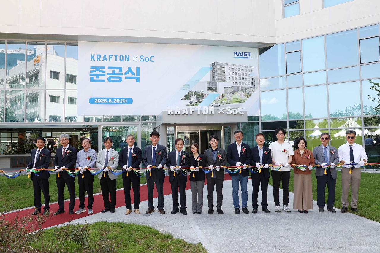 ‘크래프톤 에스오씨 (KRAFTON SoC)’ 준공식 주요 참석자들이 커팅식을 하고 있다.[KAIST 제공]