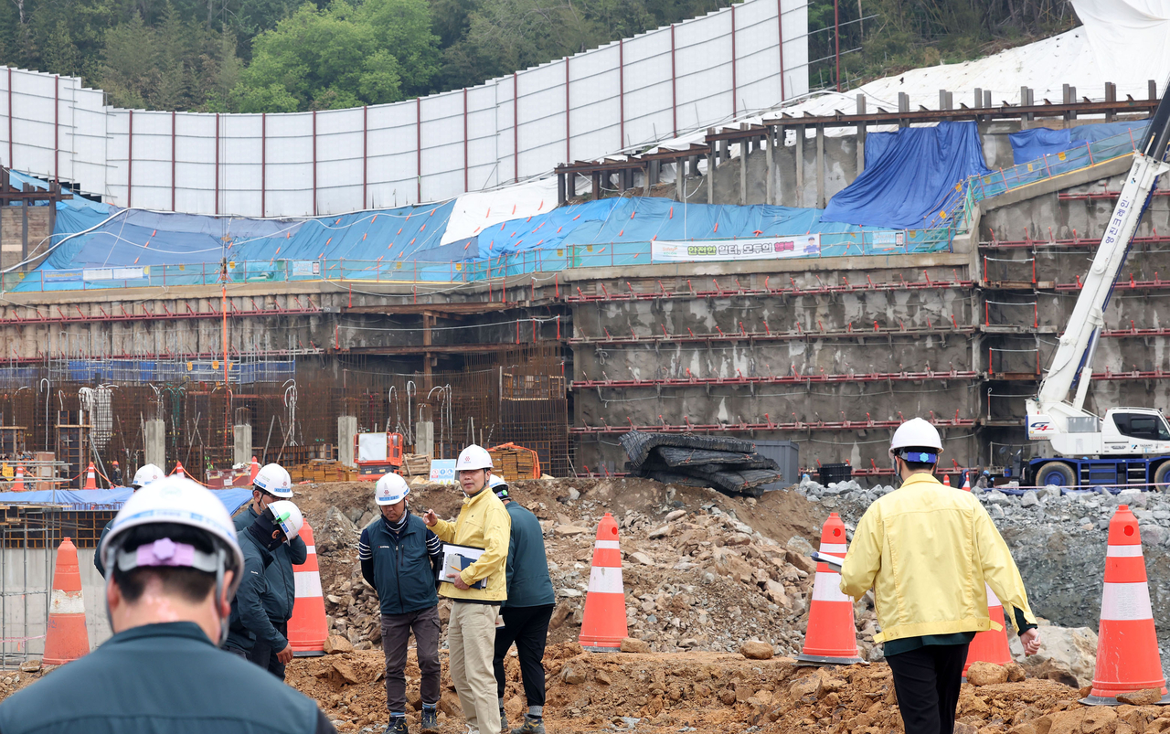 A safety inspection is being conducted at a construction site in Buk-gu, Gwangju. (Yonhap)