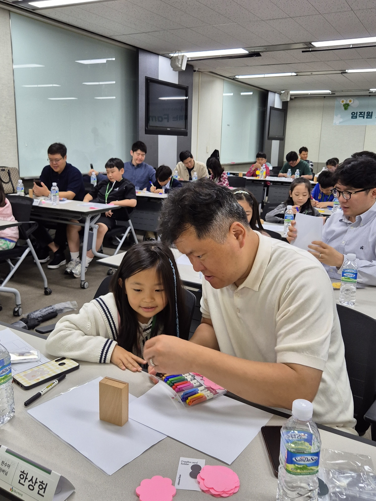 지난 16일 서울 강남구 대치동 DB금융센터에서 패밀리데이에 참석한 직원과 자녀들이 서로의 응원메시지를 담은 선물을 제작하고 있다. [DB손해보험 제공]