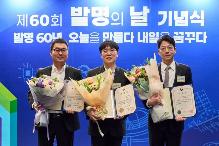 제60회 발명의 날 기념식에서 전인욱(왼쪽부터) 토토추천 파워볼사이트만도 책임연구원, 박제상 토토추천 파워볼사이트만도 책임연구원, 김순태 토토추천 파워볼사이트클레무브 책임연구원이 기념 촬영을 하고 있다. [토토추천 파워볼사이트그룹 제공]