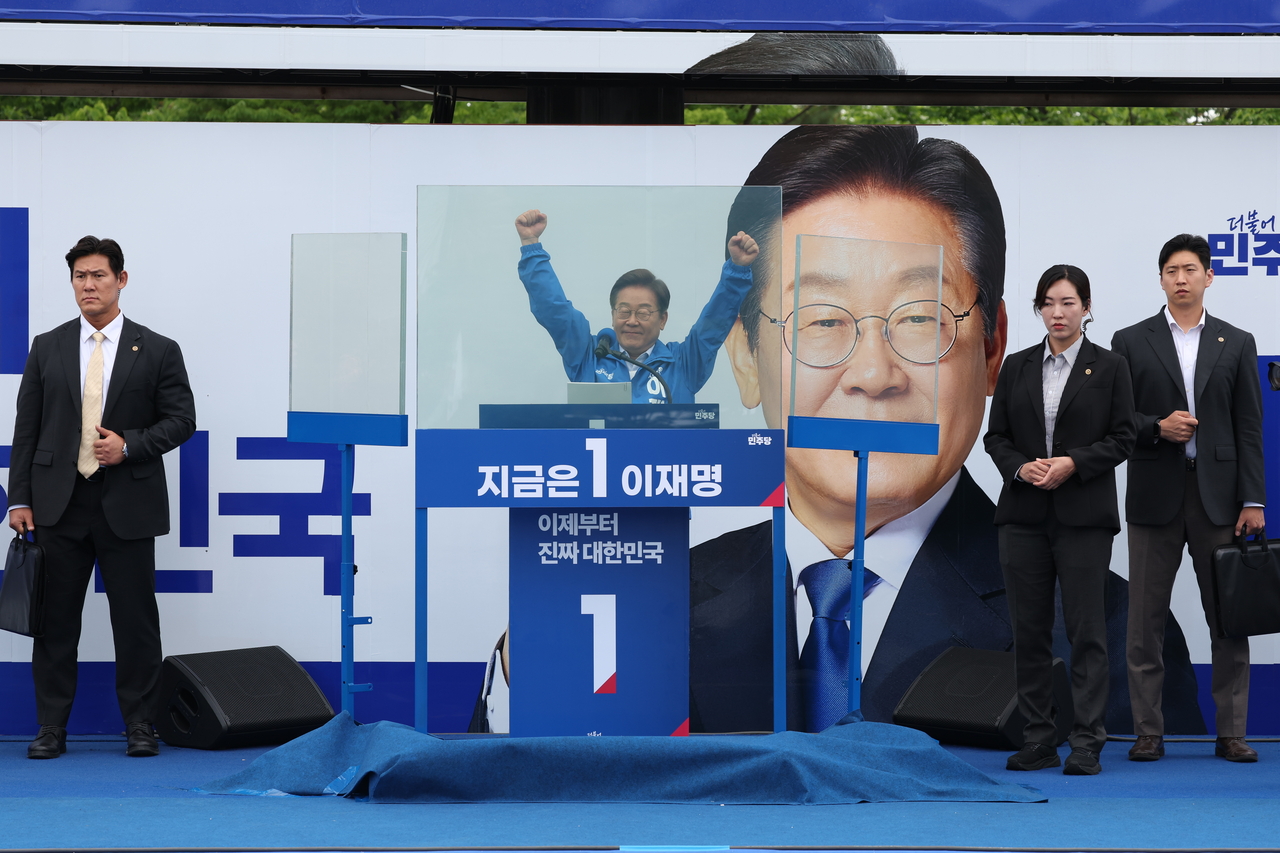 국회 국방위원장을 맡고 있는 성일종 국민의힘 의원은 20일 이재명 더불어민주당 대선후보를 향해 북한의 군사위협을 옹호했다며 국군통수권자 자격이 없다고 비판했다. 이 후보가 20일 경기 고양 일산문화광장 집중유세를 펼치고 있다. [연합]