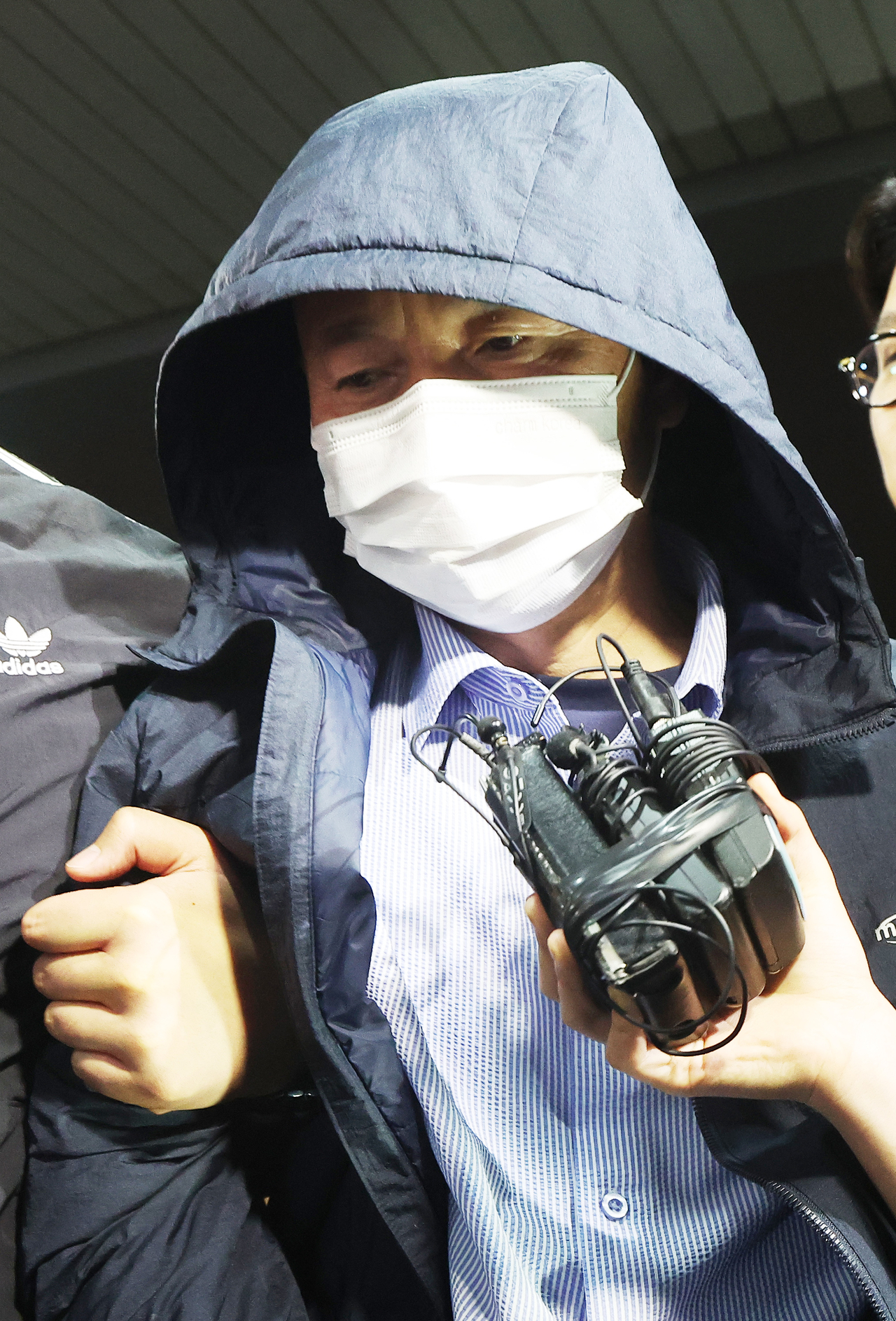 Cha Cheol-nam, the suspect in two murders and two additional knife attacks, is escorted by police officers to Siheung Police Station in Siheung, Gyeonggi Province on Monday. (Yonhap)