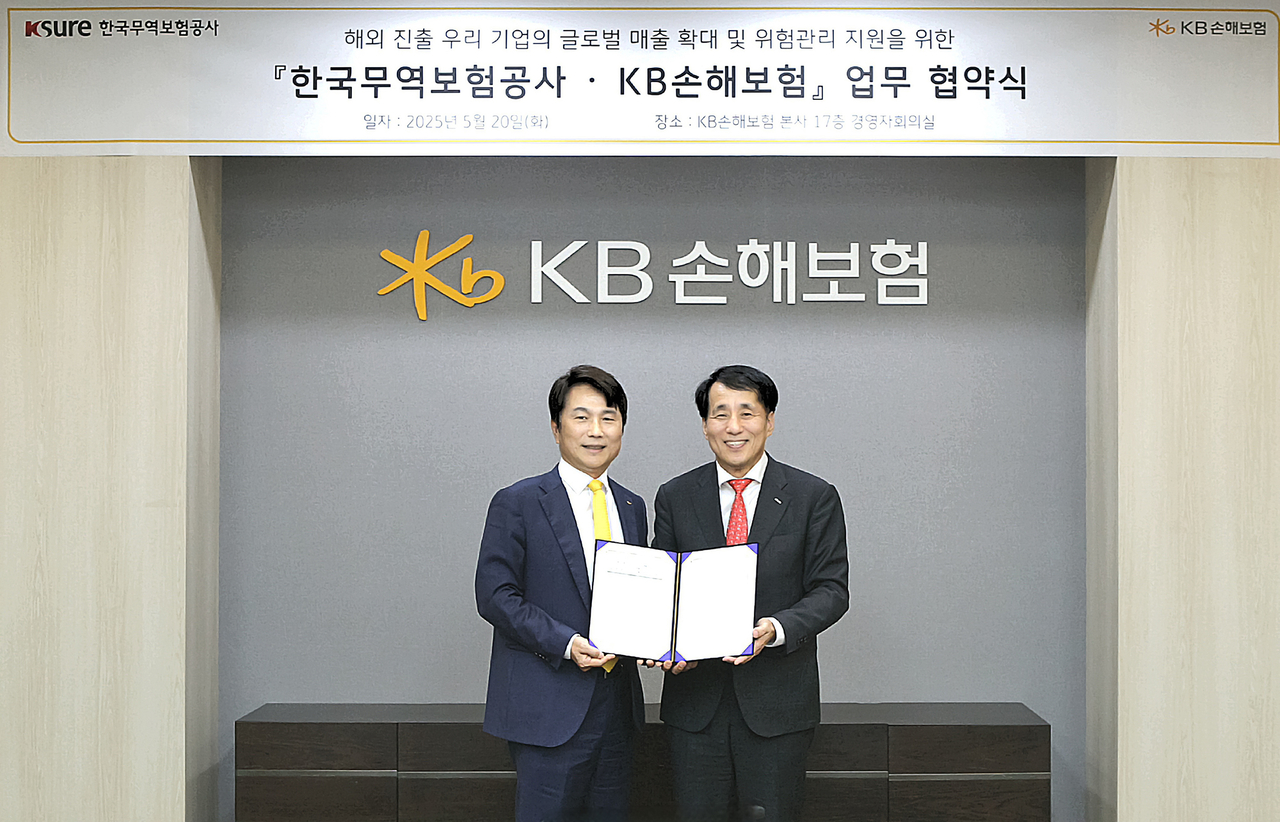 장영진(오른쪽) 한국무역보험공사 사장이 20일 서울 강남구 KB손해보험 본사에서 KB손해보험(KB 손보)과 해외 진출한 한국 기업의 글로벌 매출 확대 및 위험 관리를 지원하기 위한 업무협약(MOU)을 체결한 후 기념촬영을 하고 있다. [한국무역보험공사 제공]
