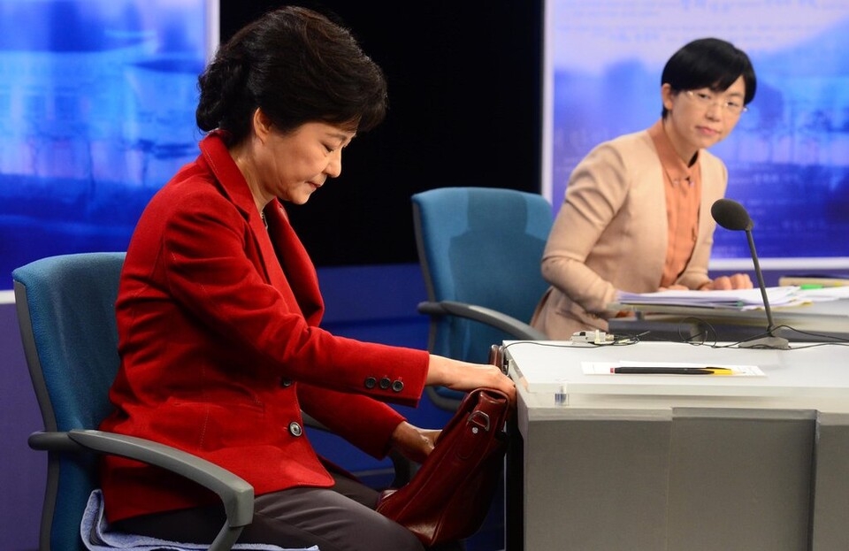 Former President Park Geun-hye and then-Unified Progressive Party candidate Lee Jung-hee prepare for a televised debate at KBS in Yeouido, Seoul, on the night of Dec. 10, 2012. (Yonhap)
