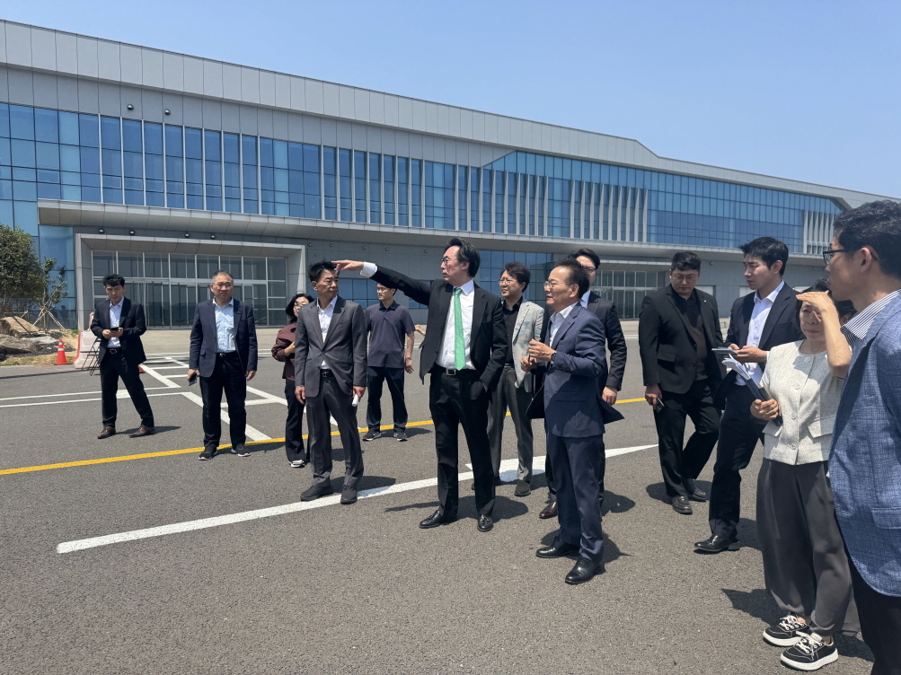포항시는 20일 APEC 정상회의 준비기획단과 영일만항 국제여객부두 일원에서 2025 APEC 정상회의 기간 중 국제크루즈 정박을 위한 시설 현장점검을 실시했다.[포항시 제공]