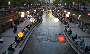 Seoul may roll back car-free zone on Cheonggyecheon road as businesses push back