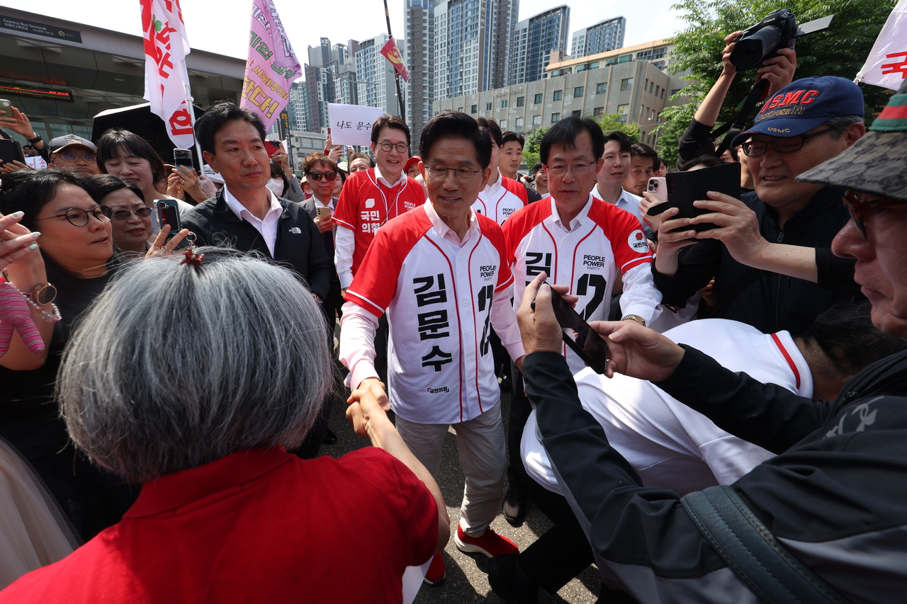 People Power Party presidential candidate Kim Moon-soo delivers a stump speech near Express Bus Terminal Station in Seocho-gu, Seoul, on Tuesday.  (Joint Press Corps via Yonhap)