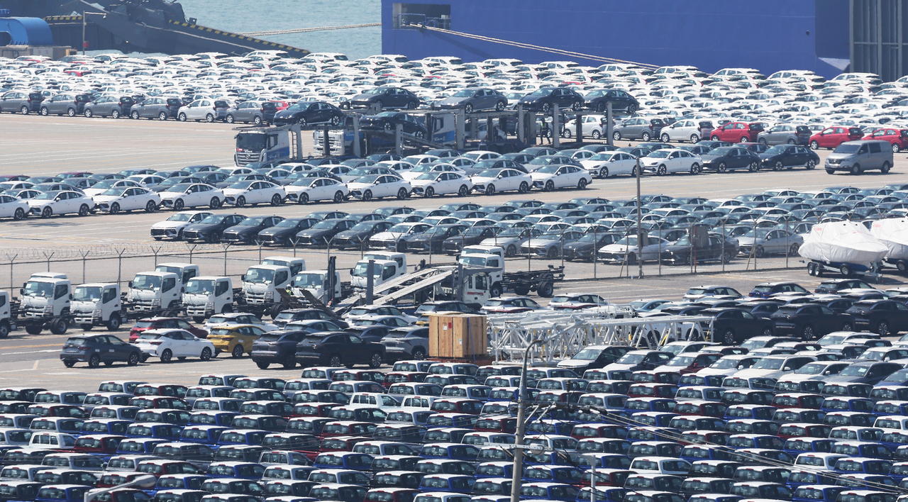 This Apri. 29 file photo shows cars waiting to be exported at a port in the city of Pyeongtaek, Gyeonggi Province. (Yonhap)