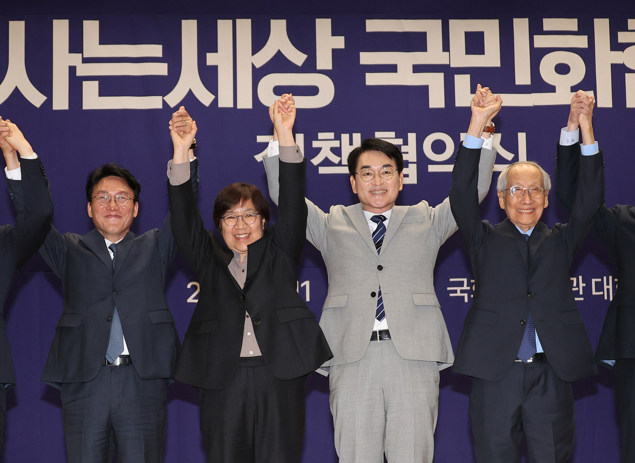 지난 11일 서울 여의도 국회 의원회관에서 윤여준(왼쪽 첫 번째) 더불어민주당 상임총괄선대위원장, 박용진(왼쪽 두 번째) 전 의원 등이 참석한 가운데 사람사는세상 국민화합위원회 정책협약식이 열리고 있다. [연합]
