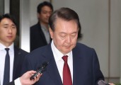 눈 감고 입 다문 尹…“주무시는 건 아니죠?” 물은 지귀연