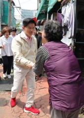 김문수, 쪽방촌 주민에게 “연락달라, 이건 내 핸드폰” 무슨일?