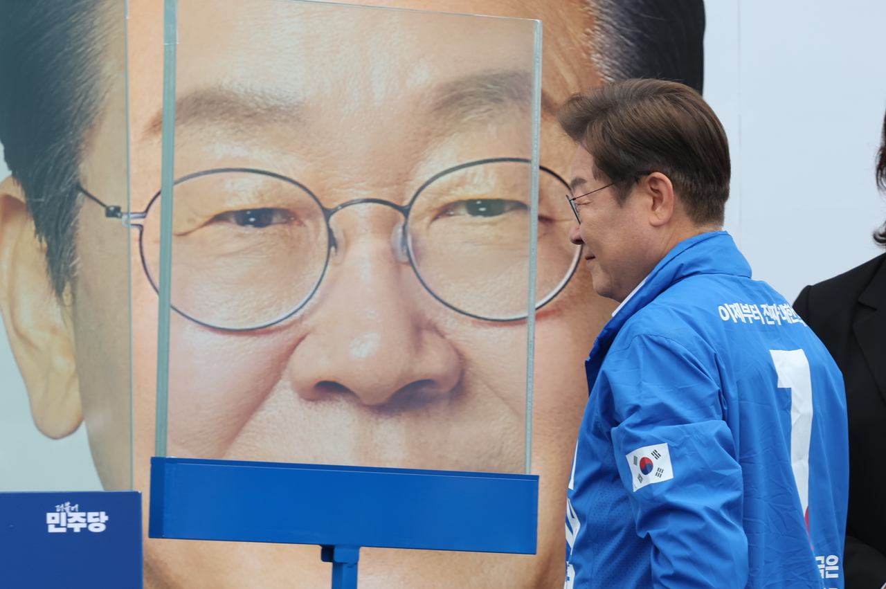 Democratic Party presidential candidate Rep. Lee Jae-myung enters a bulletproof glass enclosure to deliver a speech during a campaign rally at Ilsan Cultural Plaza in Goyang, Gyeonggi Province, Tuesday. (Joint Press Corps)