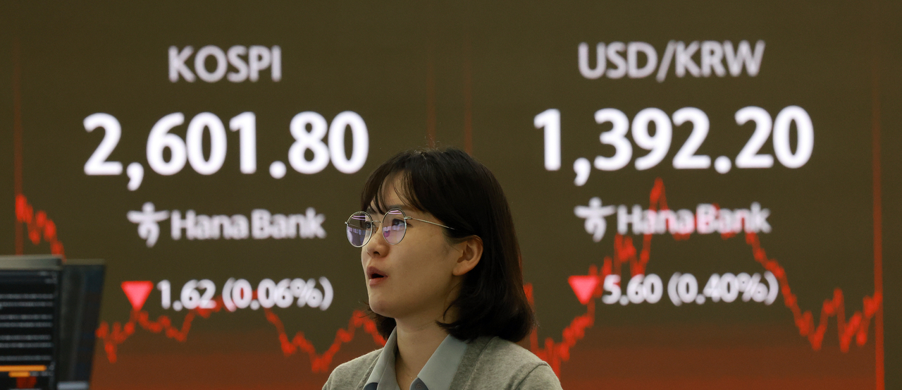 An electronic board showing the Korea Composite Stock Price Index at a dealing room of the Hana Bank headquarters in Seoul on Tuesday. (Yonhap)